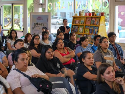 Mas de 100 vecinos de la comunidad del Barrio Padre Carlos Mugica se interesaron por el programa y se acercaron a inscribirse en los próximos cursos.