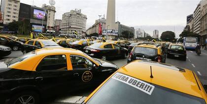 Más de 1000 taxistas protestaron por la “competencia desleal” de los particulares que trabajan con la aplicación móvil