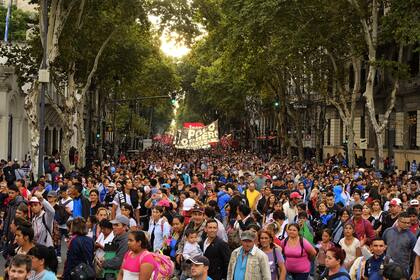 Más de 10.000 personas de distintas agrupaciones sindicales marcharon hacia Plaza de Mayo.