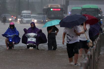Más de 100.000 personas fueron preventivamente evacuadas en los últimos días, indicaron el martes las autoridades locales de Henan