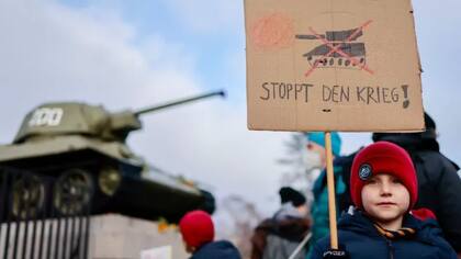 Más de 100.000 personas salieron este sábado a las calles de Berlín para protestar contra la invasión rusa