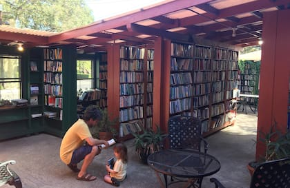 Más de 100.000 títulos entre patios arbolados reúne la original librería Bart´s Books.