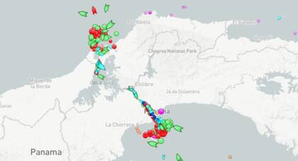 Más de 120 buques esperaban su turno para pasar por el Canal de Panamá este miércoles.