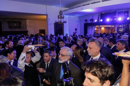 Más de 1200 invitados en la residencia del embajador