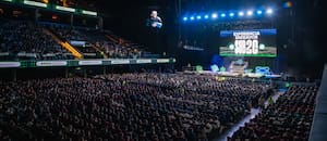 Más de 12.000 jóvenes colmaron el Movistar Arena para escuchar a emprendedores y a María Becerra