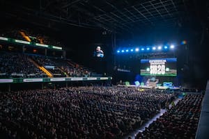 Más de 12.000 jóvenes colmaron el Movistar Arena para escuchar a emprendedores y a María Becerra