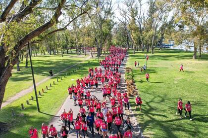 Más de 12.000 personas caminaron para recordar la importancia de la detección temprana del cáncer de mama