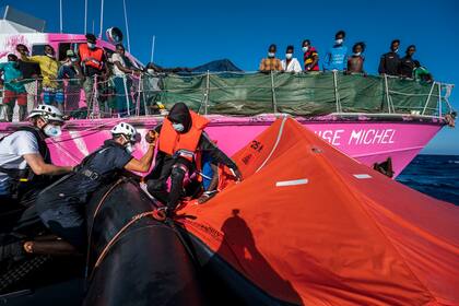 Más de 145 personas fueron trasladadas del Louise Michel al Sea-Watch 4