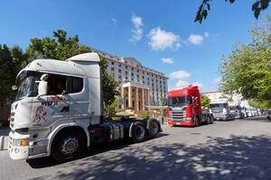 Más de 150 camiones marcharon por el microcentro mendocino. Pasaron por la Casa de Gobierno y por el Consulado de Chile