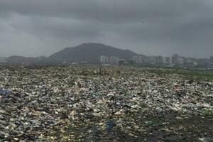 Más de 16 millones de toneladas de desechos forman la montaña de basura de Deonar, ocho de ellas repartidas en una extensión de 121 hectáreas.