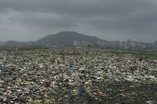 La vida alrededor de la montaña de basura que es tan alta como un edificio de 18 pisos