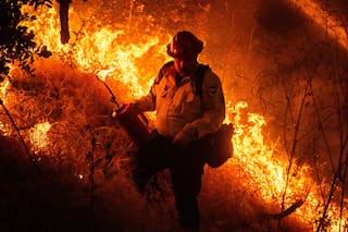 Más de 17.000 personas bajo órdenes de evacuación por incendio en el sur de California