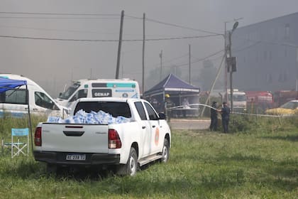 Más de 20 dotaciones de bomberos trabajan para contener las llamas