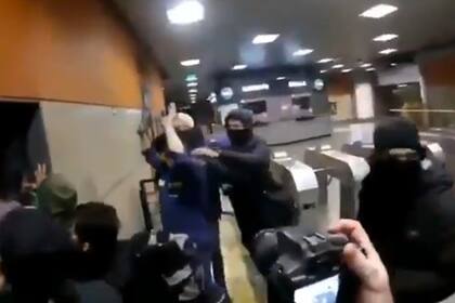 Más de 20 hombres y mujeres encapuchados atacaron a los trabajadores, los golpearon y les robaron los teléfonos celulares