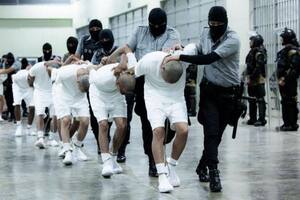 Más de 200 migrantes venezolanos han sido deportados desde EE.UU. a El Salvador, donde permanecerán un año detenidos en el temido Cecot