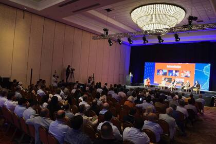Más de 200 personas participaron del panel de directivos de medios y periodistas en Punta del Este
