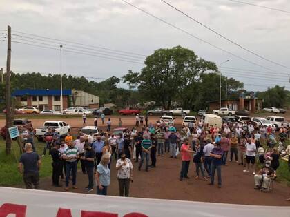 Más de 200 productores se reunieron en la rotonda de acceso a la localidad de Montecarlo el sábado pasado