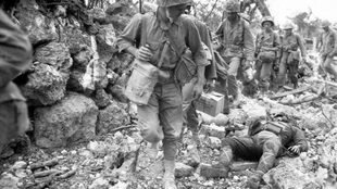 Más de 200.000 personas murieron durante la batalla de Okinawa, en su gran mayoría militares y civiles japoneses