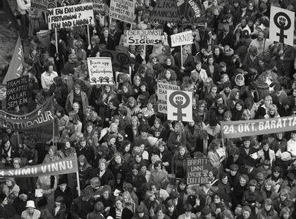 Más de 25.000 mujeres salieron a las calles de Reikiavik, la capital de Islandia. Paralizaron el país por completo, y los bancos, escuelas y tiendas tuvieron que cerrar
