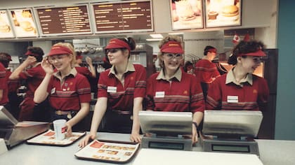 Más de 27.000 rusos se inscribieron para cubrir los 630 puestos que ofrecía el primer McDonald's. ¿El salario ofrecido? Una pequeña fortuna para la época: entre dos y dos rublos y medio la hora.