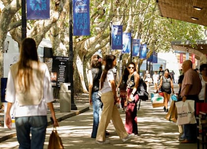 Más de 30 marcas reconocidas ofrecen prendas con importantes descuentos y la posibilidad de pagar en cuotas sin interés