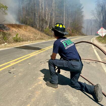 Más de 300 bomberos de diferentes estados colaboran para controlar y apagar los incendios en Carolina del Norte