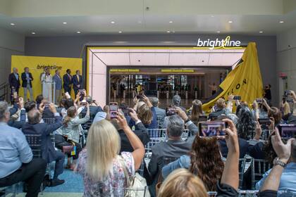 Más de 300 invitados fueron testigos de la presentación de las instalaciones en la estación del tren Brightline en Orlando