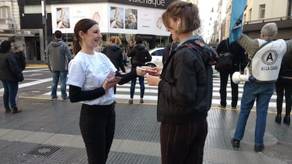 Más de 300 mil poemas de autores argentinos andarán sueltos por Buenos Aires el Día del Lector