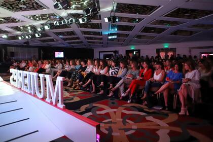 Más de 400 mujeres escuchan atentamente