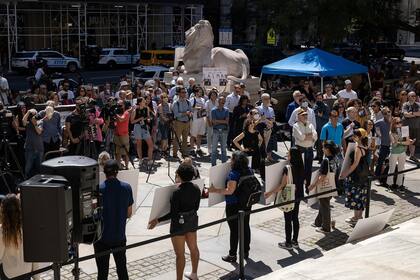 Más de 400 personas se reunieron frente a la Biblioteca Pública de Nueva York 