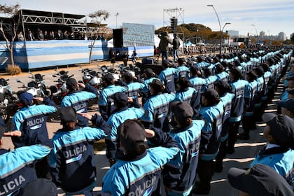 Más de 4.200 cadetes juraron hoy a la bandera nacional tras un desfile de las distintas divisiones de la Policía bonaerense en el partido de Vicente López, donde el gobernador Axel Kicillof resaltó "la reconstrucción" de la fuerza, y el ministro de Seguridad provincial, Sergio Berni, destacó la inversión a nivel tecnológico, de ciencia y en sueldos en el personal policial.