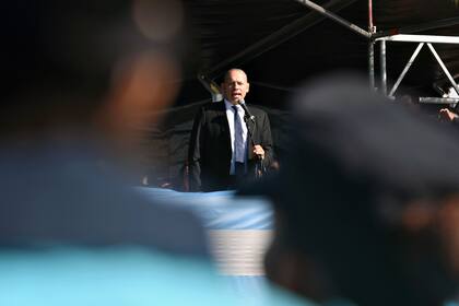 Más de 4.200 cadetes juraron hoy a la bandera nacional tras un desfile de las distintas divisiones de la Policía bonaerense en el partido de Vicente López, donde el gobernador Axel Kicillof resaltó "la reconstrucción" de la fuerza, y el ministro de Seguridad provincial, Sergio Berni, destacó la inversión a nivel tecnológico, de ciencia y en sueldos en el personal policial.