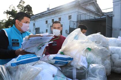 Más de 50.000 barbijos apócrifos, imitaciones del Atom Protec diseñado por el Conicet y que iban a comercializarse por un valor total estimado en los dos millones de pesos, fueron destruidos hoy en el crematorio del cementerio del barrio porteño de Chacarita, informó la Policía de la Ciudad.