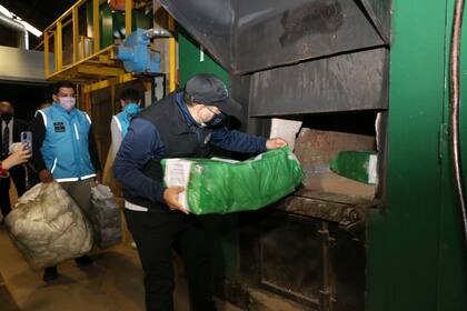 Más de 50.000 barbijos apócrifos, imitaciones del Atom Protec diseñado por el Conicet y que iban a comercializarse por un valor total estimado en los dos millones de pesos, fueron destruidos hoy en el crematorio del cementerio del barrio porteño de Chacarita, informó la Policía de la Ciudad.