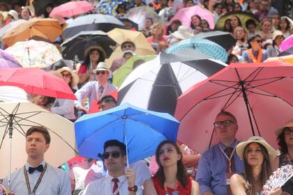 Los paraguas para protegerse del sol, son una postal clásica en este tipo de asambleas