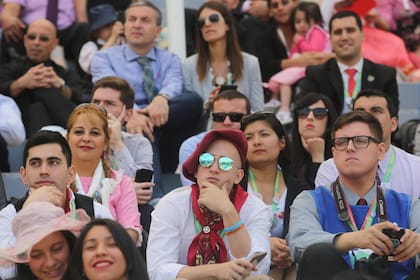 Tal es la afluencia de gente que en simultáneo sesionan en el microestadio de Parque Roca en Villa Soldati