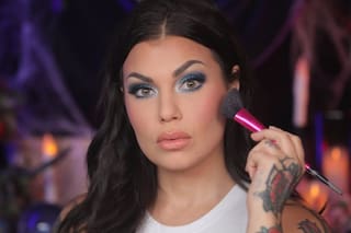 La mujer que triunfa en YouTube hablando de crímenes de la vida real mientras se maquilla