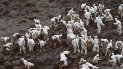 Más de 65.000 voluntarios, según cifras oficiales, llegaron a Galicia procedentes de todo el mundo. La respuesta popular fue desbordante e inédita