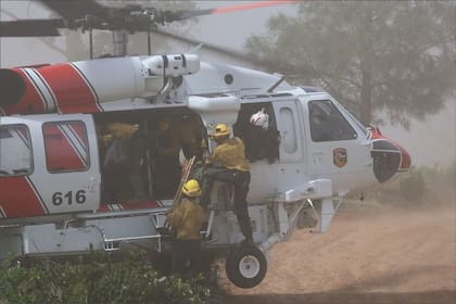 Más de 70 efectivos trabajan en el incendio de Santa Rosa, en California, que ya se convirtió en el más grande del año