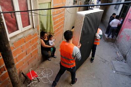 Más de 70 operarios se encargan de trasladar las pertenencias de las familias, como las de Ana y Javier, que se mudaron junto a sus hijos a un departamento nuevo