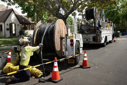 Más de 75 cuadrillas están en las calles para resolver los cortes, aunque más de 24 horas después más de diez mil clientes continúan sin luz