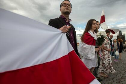 Más de cien personas forman una cadena humana mientras protestan contra los resultados de las elecciones presidenciales de Bielorrusia el 23 de agosto de 2020, en el puente de Carlos en Praga, República Checa