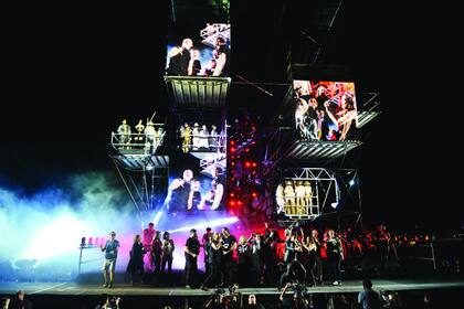 Más de cinco mil personas vibraron frente al original “escenario-pasarela” de tres pisos en el Hipódromo de Palermo