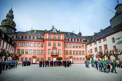 Más de cuatrocientas personas asistieron al funeral del noble alemán organizado en su castillo. El cajón del príncipe fue trasladado por un grupo de silvicultores (grupo de personas que busca la mejor forma de explotación de bosques, logrando una producción continua y sostenible de bienes).