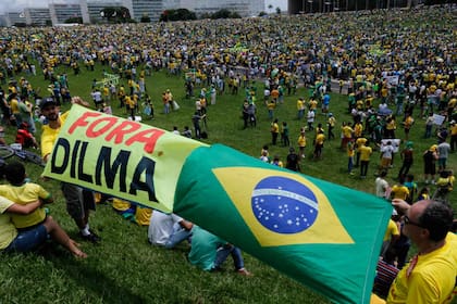 Más de dos millones de personas se quejaron en las calles de Brasil, contra el gobierno
