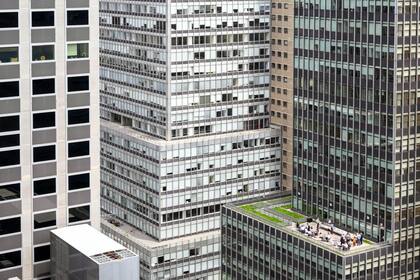 Más de la mitad de la población mundial vive en ciudades y es de esperar que continúe esa tendencia migratoria. De aquí a 2050, más de dos tercios de la población mundial residirá en centros urbanos.
En la foto, gente almorzando en una terraza de un edificio de oficinas de Manhattan, en Nueva York.
