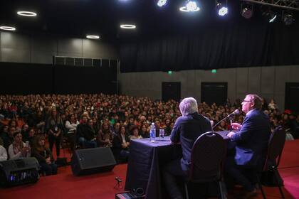 Más de mil personas coparon la Sala José Hernández de la Rural para escuchar a Gabriel Rolón 