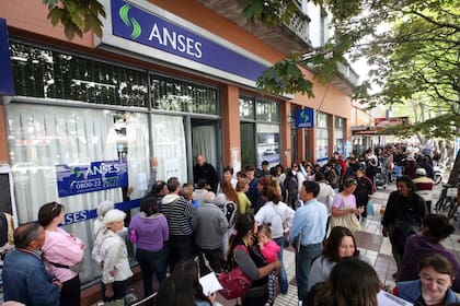 Más de tres cuadras de cola en la puerta de la Anses de Mar del Plata para tramitar la Asignación Universal por Hijo, en 2009