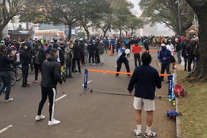 Más de un centenar de personas reclamaron frente a la Quinta de Olivos para que se habilite la práctica de deportes individuales