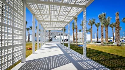 Más de una década en desarrollo, el Louvre Abu Dhabi abre sus puertas esta semana, llevando el famoso nombre al mundo árabe por primera vez. Actualmente, el museo tiene 600 obras de arte que adquirió, junto con otras 300 prestadas por 13 instituciones francesas